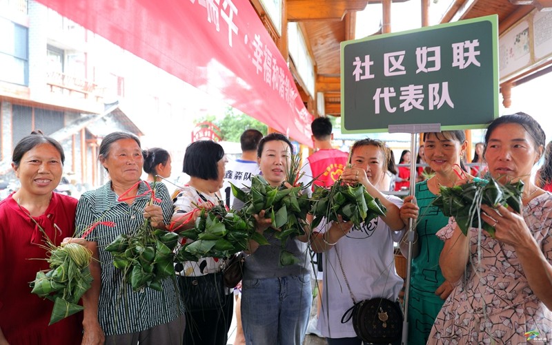 【網(wǎng)絡(luò)中國節(jié)·端午】松桃開展“粽香飄逸迎端午·幸福和諧鄰里情”暨2023年“我們的節(jié)日·端午”新時代文明實(shí)踐集中示范活動