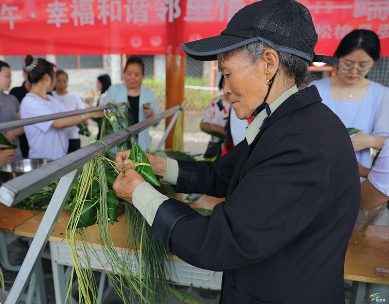 【網(wǎng)絡(luò)中國節(jié)·端午】松桃開展“粽香飄逸迎端午·幸福和諧鄰里情”暨2023年“我們的節(jié)日·端午”新時代文明實(shí)踐集中示范活動