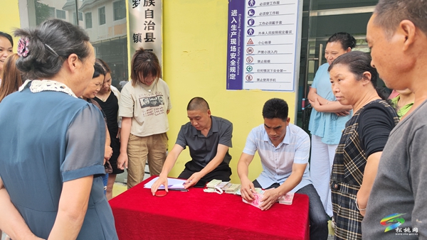 車間開在家門口 群眾變身上班族——烏羅鎮(zhèn)巧積玩具加工廠工資發(fā)放現(xiàn)場會