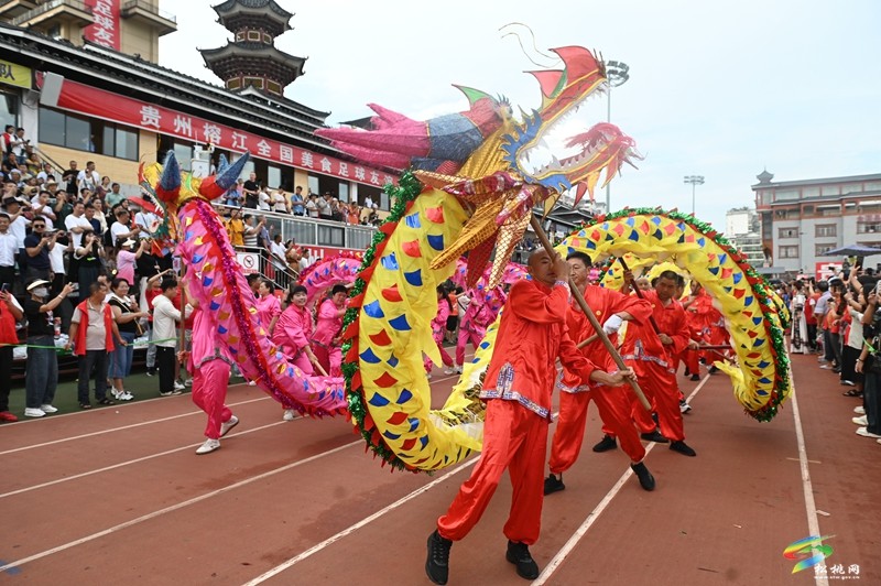 松桃鹵鴨子隊(duì)亮相“村超”，現(xiàn)場(chǎng)美圖來(lái)襲～