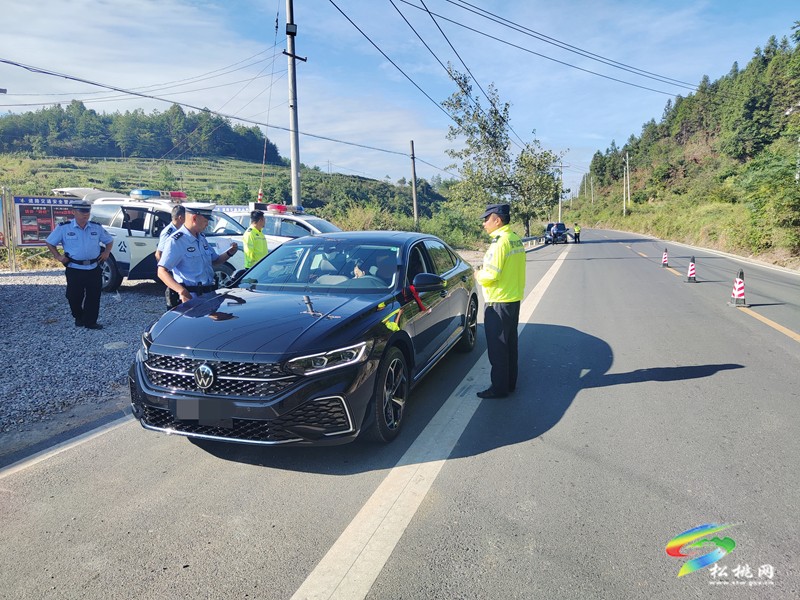 松桃交警大隊(duì)聯(lián)合轄區(qū)派出所開展道路交通安全整治行動(dòng)