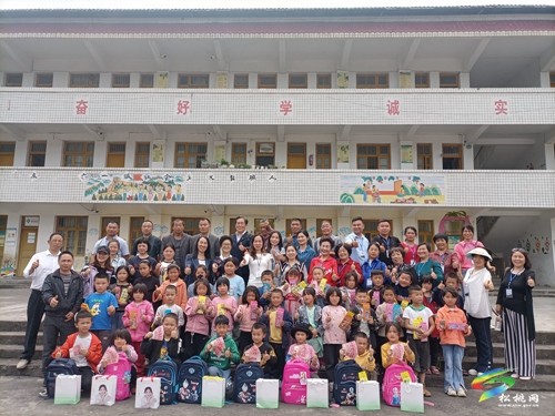 聚創(chuàng)聯(lián)盟圓夢(mèng)銅仁分社開展慰問貧困生愛心捐贈(zèng)活動(dòng)
