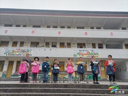 聚創(chuàng)聯(lián)盟圓夢(mèng)銅仁分社開展慰問貧困生愛心捐贈(zèng)活動(dòng)