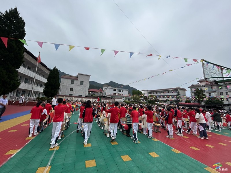 普覺鎮(zhèn)大同完小舉行六一兒童節(jié)文藝匯演