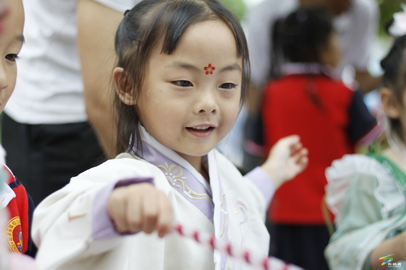 松桃第三幼兒園開(kāi)展游園慈善活動(dòng)