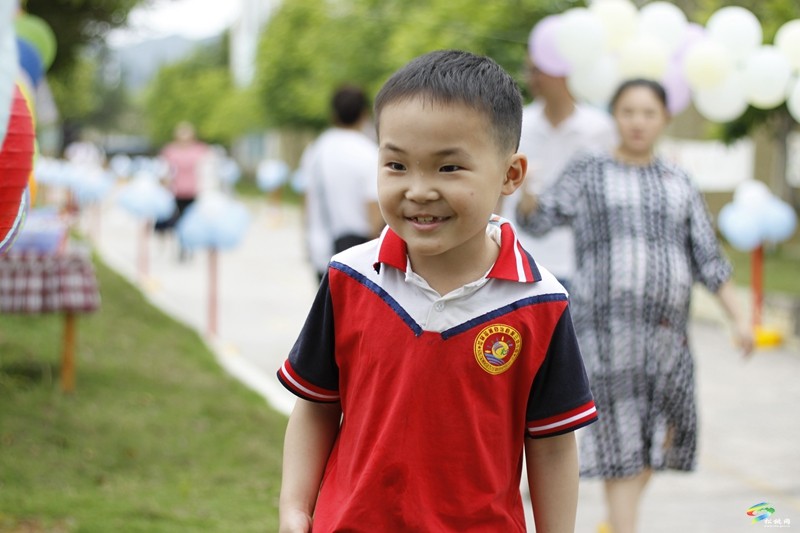 松桃第三幼兒園開(kāi)展游園慈善活動(dòng)