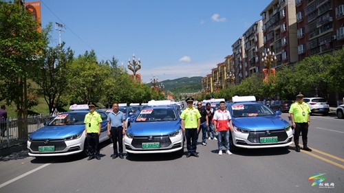 松桃:護(hù)航高考 交警同行