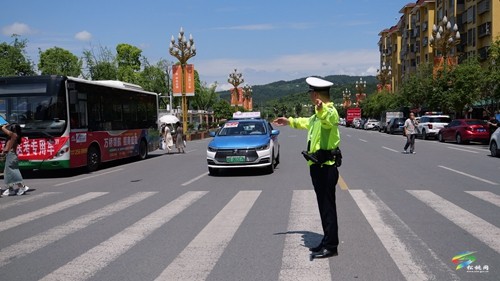 松桃:護(hù)航高考 交警同行