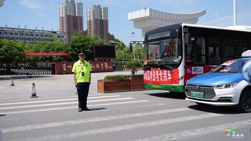 松桃:護(hù)航高考 交警同行