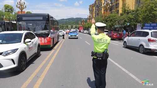 松桃:護(hù)航高考 交警同行