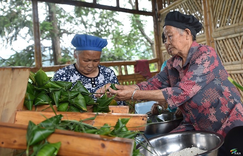 【網(wǎng)絡(luò)中國節(jié)·端午】松桃大路鎮(zhèn)：愛心敬老人 歡樂過端午