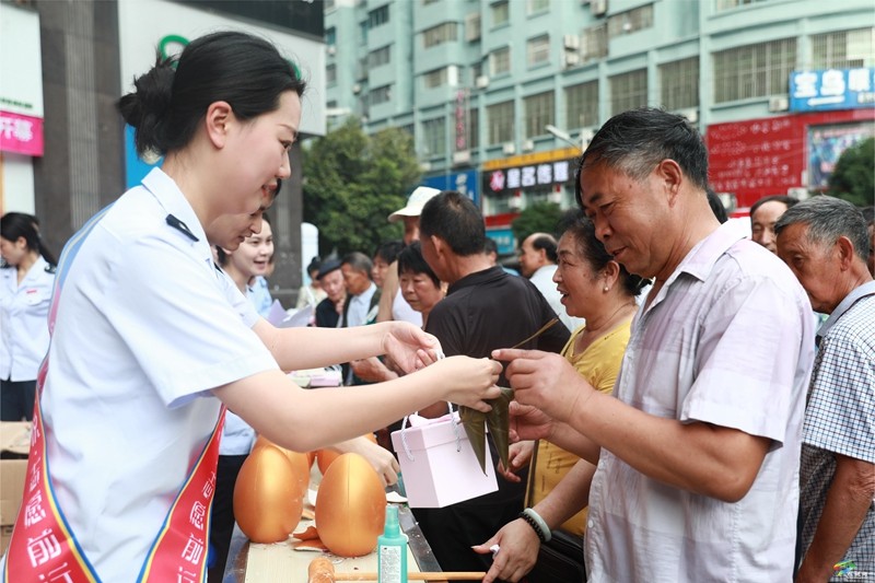 【網(wǎng)絡(luò)中國節(jié)·端午】松桃稅務(wù)局舉辦稅粽情深“艾”在端午活動