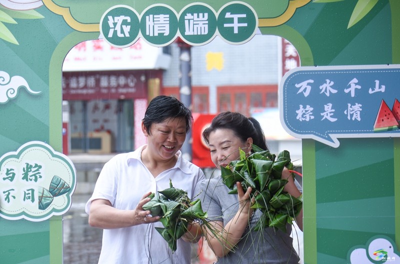 【網(wǎng)絡(luò)中國(guó)節(jié)·端午】松桃團(tuán)山社區(qū)：搬遷群眾包粽子迎端午