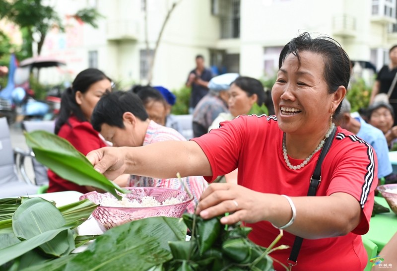 【網(wǎng)絡中國節(jié)·端午】蓼皋街道育才社區(qū)：搬遷群眾歡樂多 包粽比賽迎端午