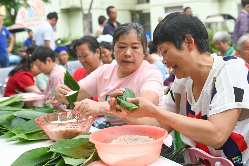 【網(wǎng)絡中國節(jié)·端午】蓼皋街道育才社區(qū)：搬遷群眾歡樂多 包粽比賽迎端午