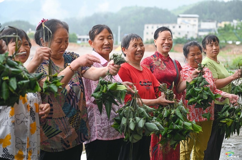 【網(wǎng)絡中國節(jié)·端午】蓼皋街道育才社區(qū)：搬遷群眾歡樂多 包粽比賽迎端午