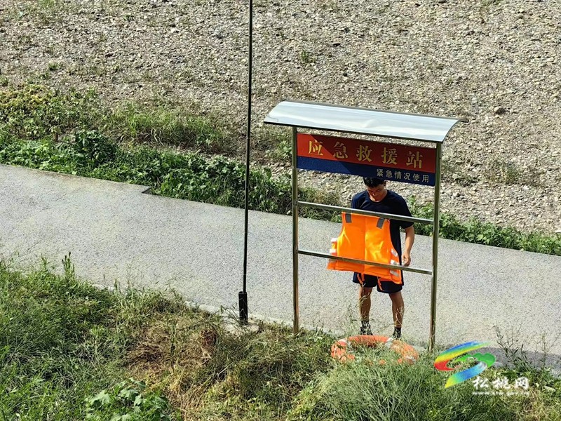 松桃消防更換河邊應(yīng)急救援器材為群眾撐起安全“保護(hù)傘”