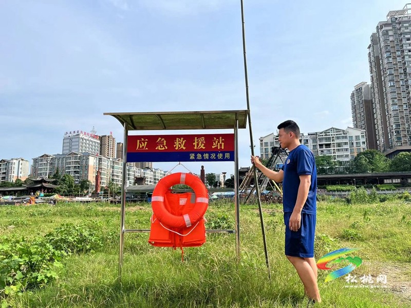 松桃消防更換河邊應(yīng)急救援器材為群眾撐起安全“保護(hù)傘”