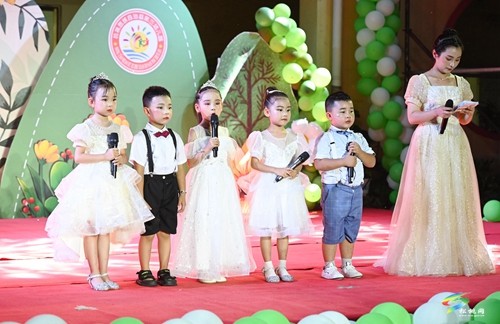 松桃第三幼兒園舉辦“星河徜徉、揚(yáng)帆起航”  主題畢業(yè)晚會(huì)
