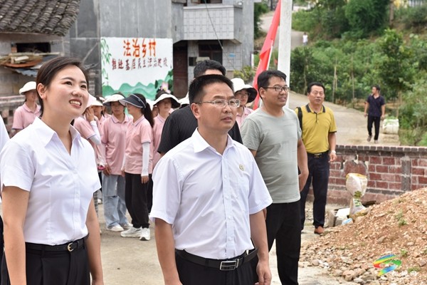 送上關(guān)懷 跟蹤指導(dǎo) 促進(jìn)“三下鄉(xiāng)”活動走深走實(shí)