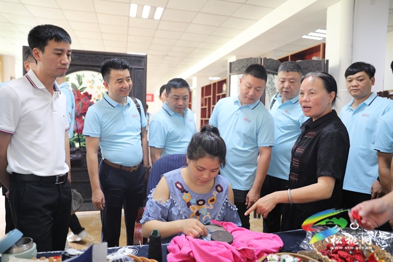 東莞市虎門服裝服飾行業(yè)協(xié)會來松桃考察