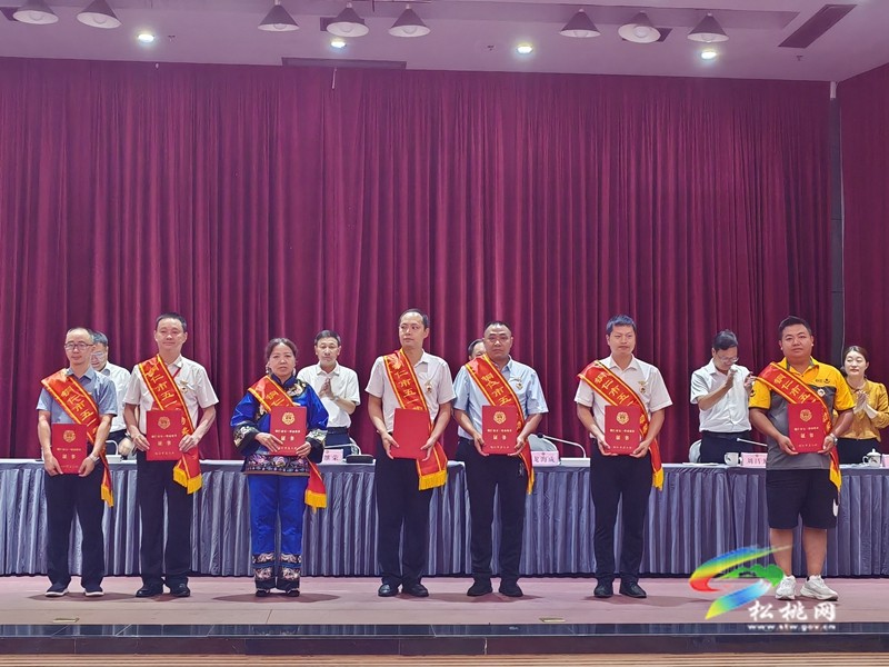 銅仁市工會(huì)2023年半年工作暨“縣級(jí)工會(huì)加強(qiáng)年”現(xiàn)場(chǎng)觀(guān)摩推進(jìn)會(huì)召開(kāi)