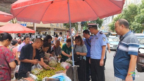 縣交警大隊與城市管理局聯(lián)合開展違法違停專項整治行動