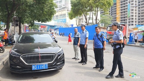 縣交警大隊與城市管理局聯(lián)合開展違法違停專項整治行動