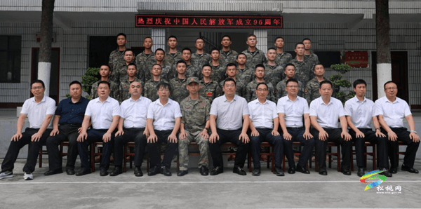 吳廷友率慰問團(tuán)開展“八一”建軍節(jié)慰問