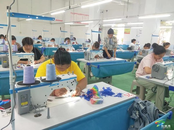 車間開在家門口 群眾變身上班族——烏羅鎮(zhèn)巧積玩具加工廠工資發(fā)放現(xiàn)場會
