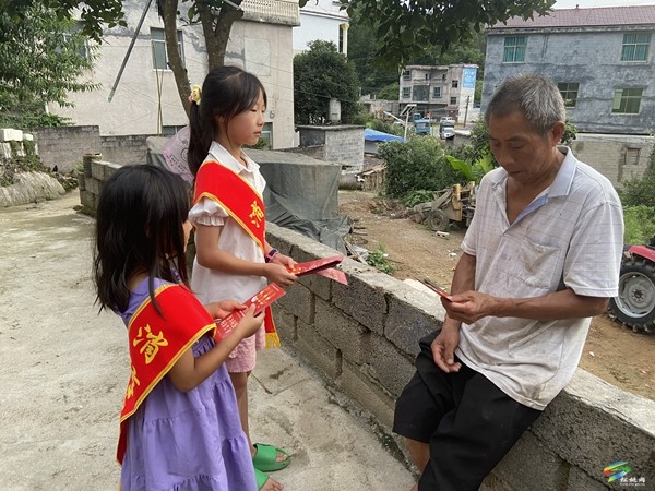 小小消防志愿者走村串戶傳播消防知識