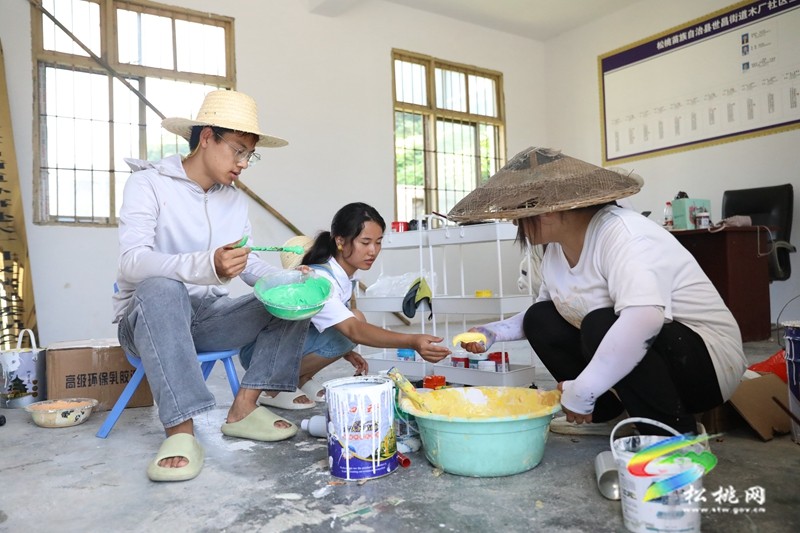 世昌街道：大學(xué)生暑期墻繪?扮靚美麗鄉(xiāng)村