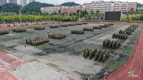 松桃民族中學(xué)近千名新生軍訓(xùn)開營