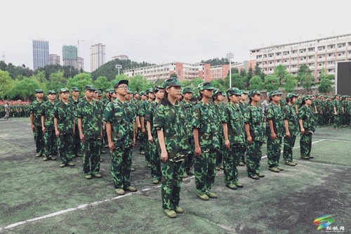 松桃民族中學(xué)近千名新生軍訓(xùn)開營