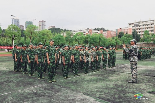 松桃民族中學(xué)近千名新生軍訓(xùn)開營