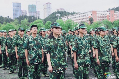 松桃民族中學(xué)近千名新生軍訓(xùn)開營