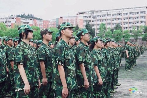 松桃民族中學(xué)近千名新生軍訓(xùn)開營