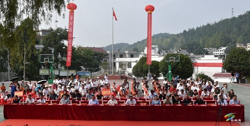 長坪鄉(xiāng)：舉行飛靈助學活動