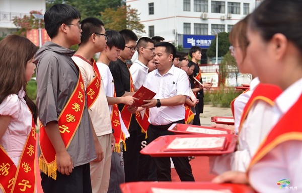 盤信鎮(zhèn)：金秋助學(xué)圓學(xué)子大學(xué)夢(mèng)