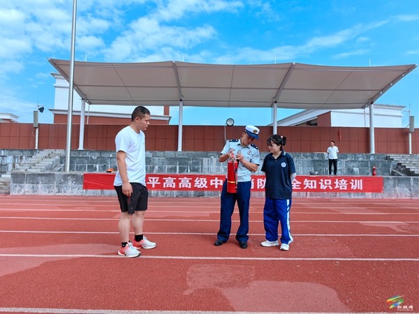 “理論+演練”松桃消防走進(jìn)學(xué)校開(kāi)展消防安全培訓(xùn)演練