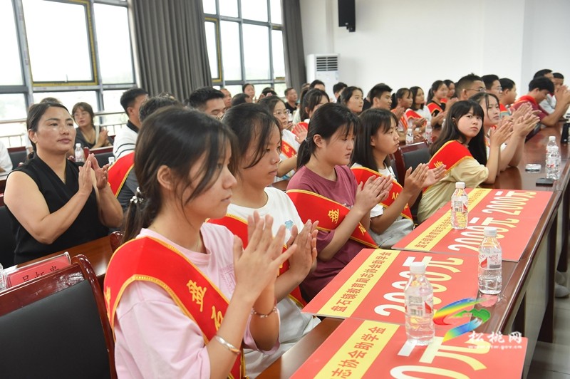 盤石鎮(zhèn)舉行第三屆“助學(xué)·追夢(mèng)·成就未來(lái)”金秋獎(jiǎng)優(yōu)助學(xué)