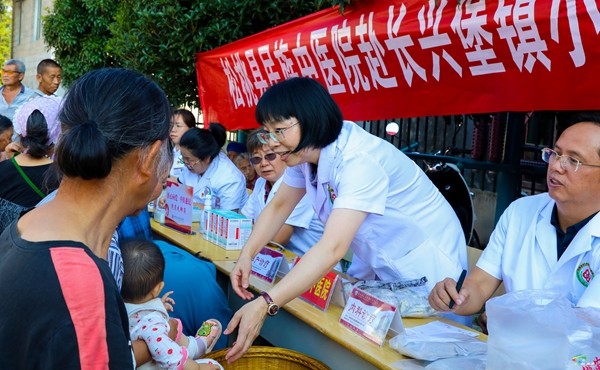 縣民族中醫(yī)院到長興堡鎮(zhèn)小地村開展義診活動