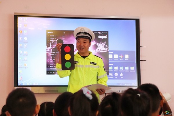“幼”見交警、安全“童”行——松桃公安交警開展幼兒園交通安全宣傳活動?