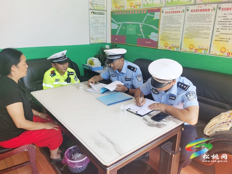松桃公安交警開(kāi)展秋季校車安全檢查