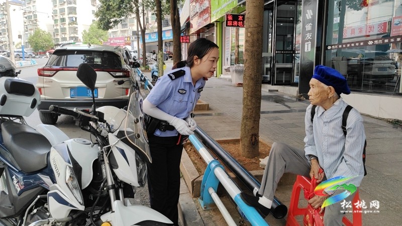老人外出迷路！松桃交警耐心詢問幫其找到家人?