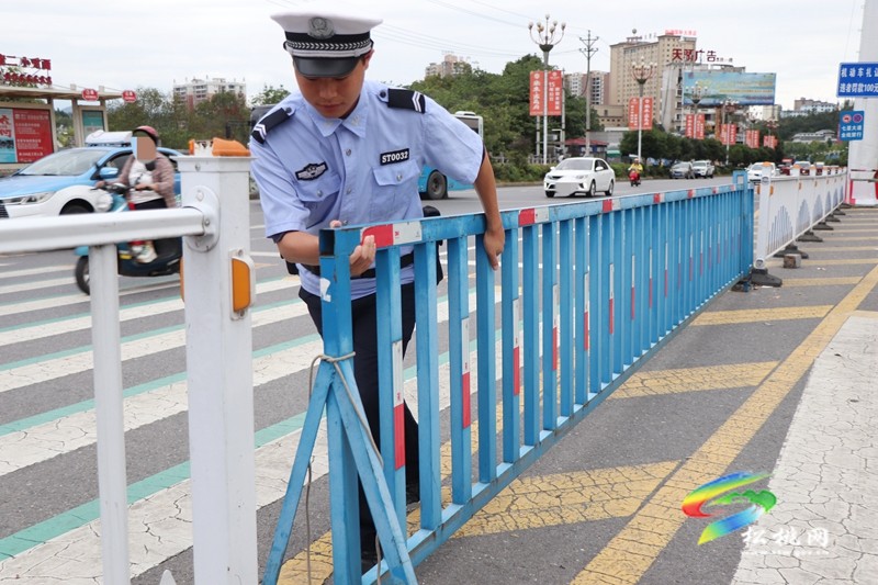 松桃交警大隊(duì)：筑牢校園交通安全?開展校園周邊交通秩序整治行動