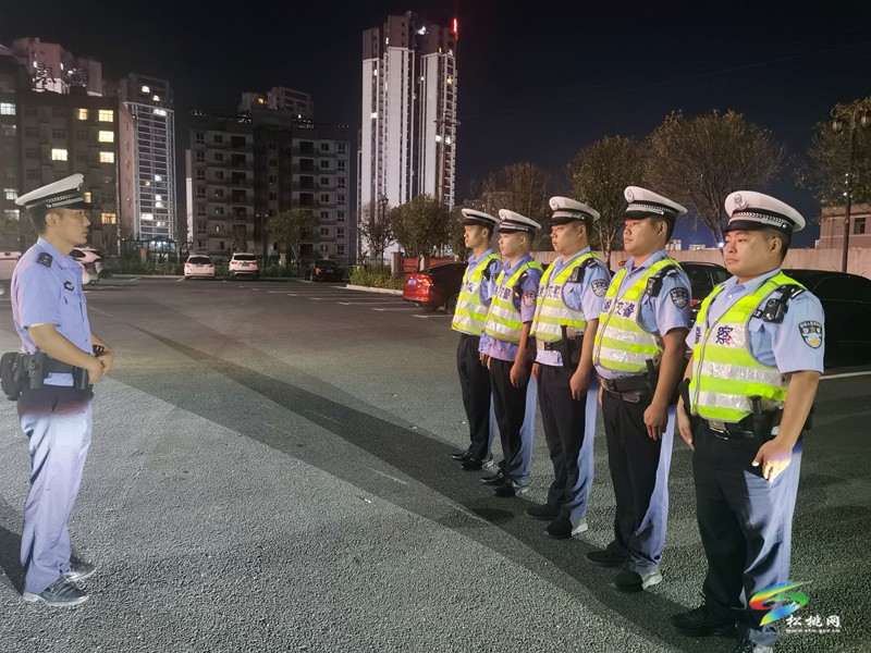 縣交警大隊持續(xù)開展夜查整治行動