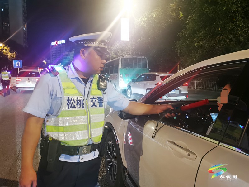 縣交警大隊持續(xù)開展夜查整治行動