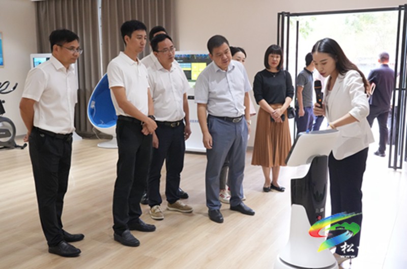 松桃第三高級中學舉行學生發(fā)展中心揭牌暨全縣師生心理健康測評項目捐贈儀式