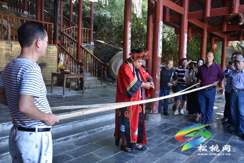 《民族文學(xué)》貴州作家培訓(xùn)班暨新時代文學(xué)山花高研培訓(xùn)班到我縣開展采風(fēng)創(chuàng)作活動